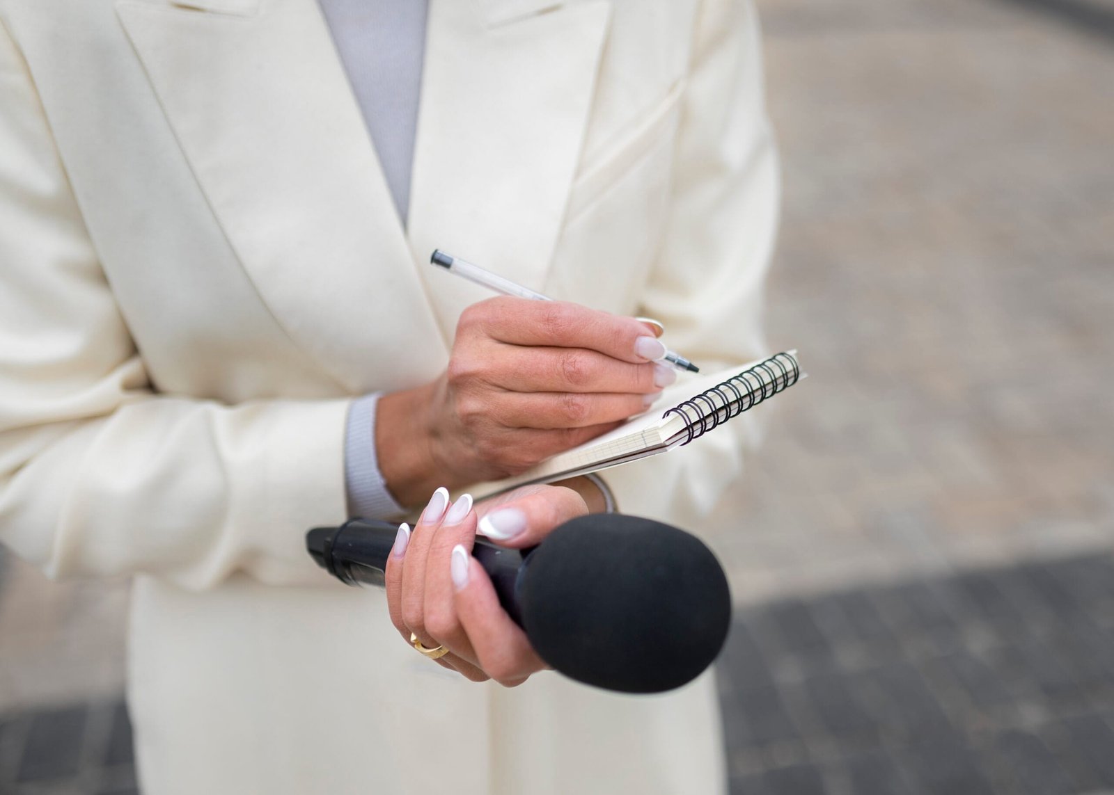 close-up-reporter-preparing-interview outil indispensable