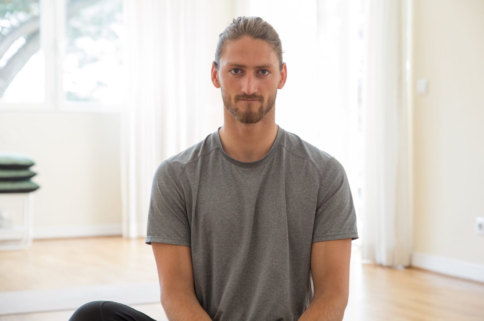 Serious handsome young man posing in gym client homme